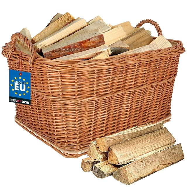 Una cesta grande de mimbre natural para leña con asa, de sesenta por cincuenta centímetros