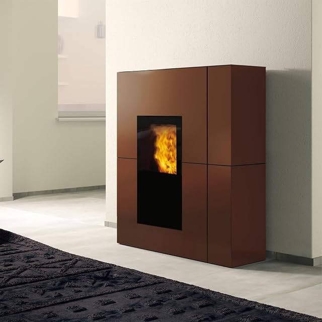 Estufa de pélets con producción de agua EdilKamin Blade2 H18 Up de acero en bronce con una ventana de hogar vertical estrecha