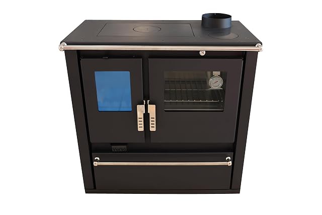 Una cocina de leña con frente de inoxidable, horno, termómetro y placa de cocción, de 7,7 kilovatios